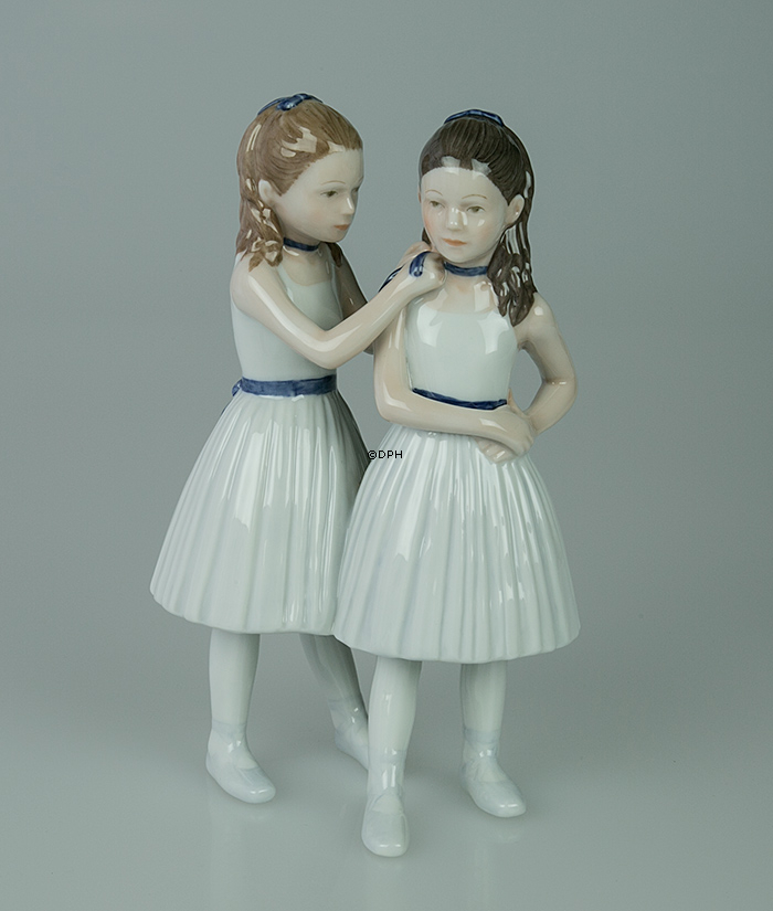 Zwei Ballarinen stehen, Ballerina, Royal Copenhagen Figur Nr. 135