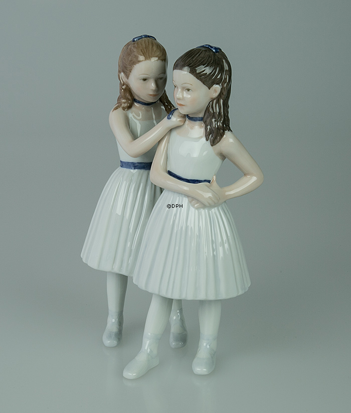 Zwei Ballarinen stehen, Ballerina, Royal Copenhagen Figur Nr. 135