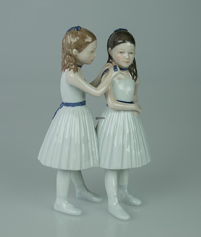 Zwei Ballarinen stehen, Ballerina, Royal Copenhagen Figur Nr. 135