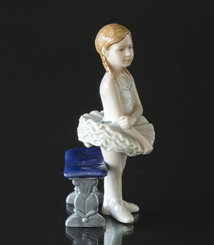 Kleine Ballerina, die bereit zu tanzen ist, Royal Copenhagen Figur Nr. 137