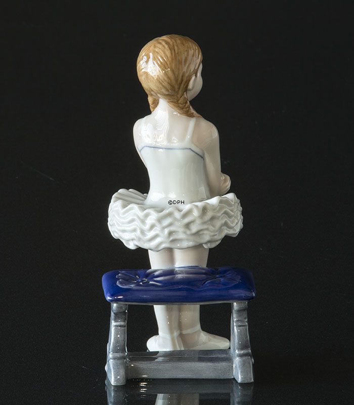 Kleine Ballerina, die bereit zu tanzen ist, Royal Copenhagen Figur Nr. 137