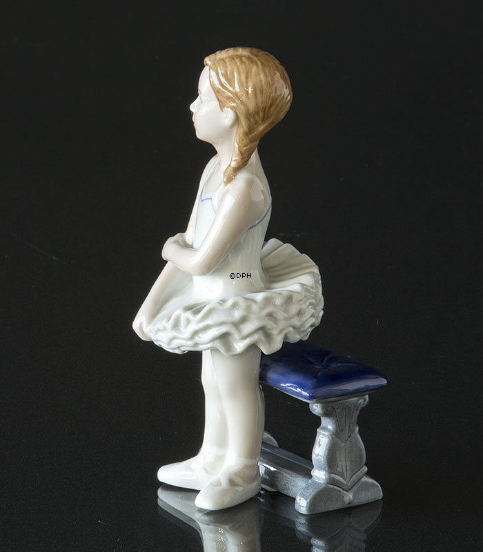 Kleine Ballerina, die bereit zu tanzen ist, Royal Copenhagen Figur Nr. 137
