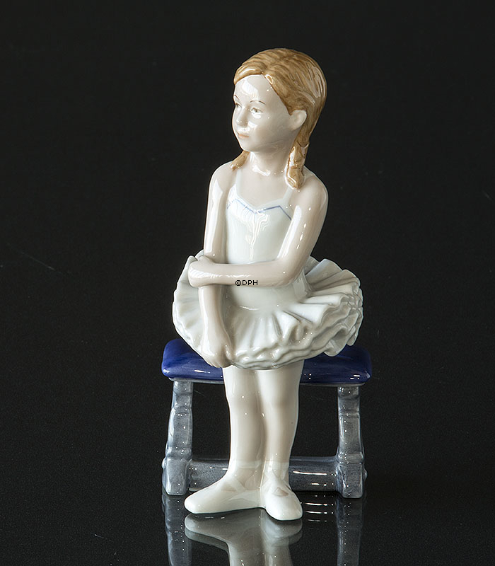 Kleine Ballerina, die bereit zu tanzen ist, Royal Copenhagen Figur Nr. 137