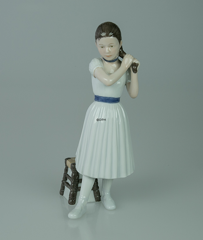 Ballerina steht und macht ihr Haar, Royal Copenhagen Figur Nr. 138