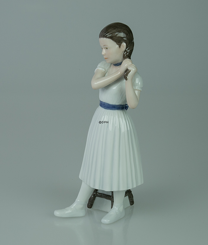 Ballerina steht und macht ihr Haar, Royal Copenhagen Figur Nr. 138