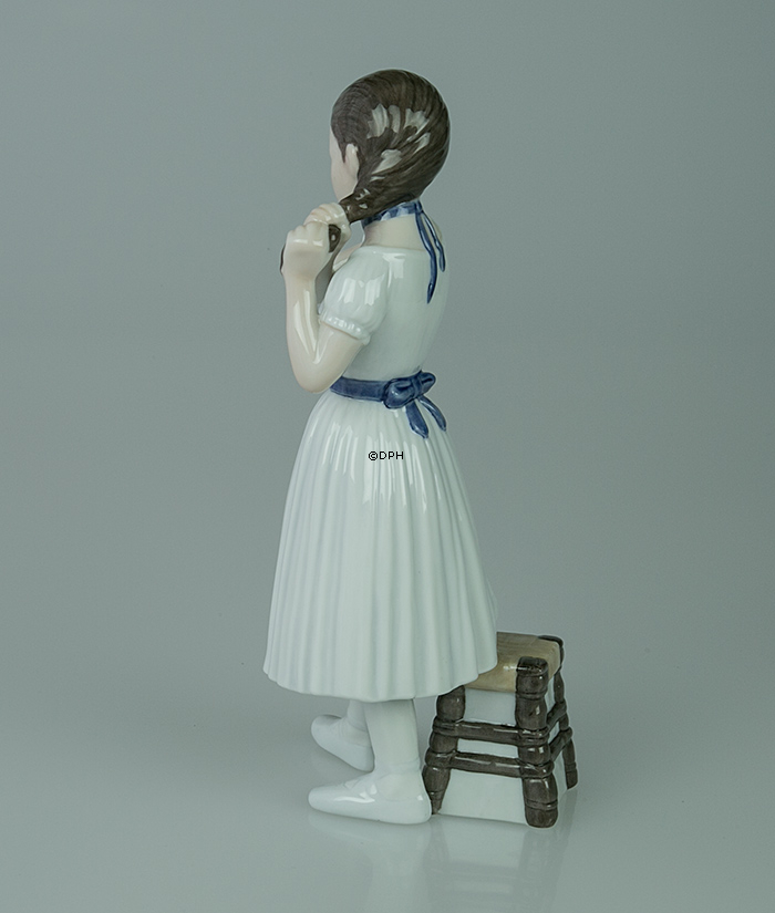 Ballerina steht und macht ihr Haar, Royal Copenhagen Figur Nr. 138