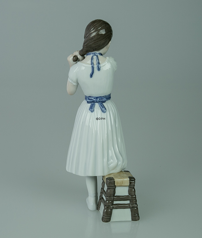 Ballerina steht und macht ihr Haar, Royal Copenhagen Figur Nr. 138