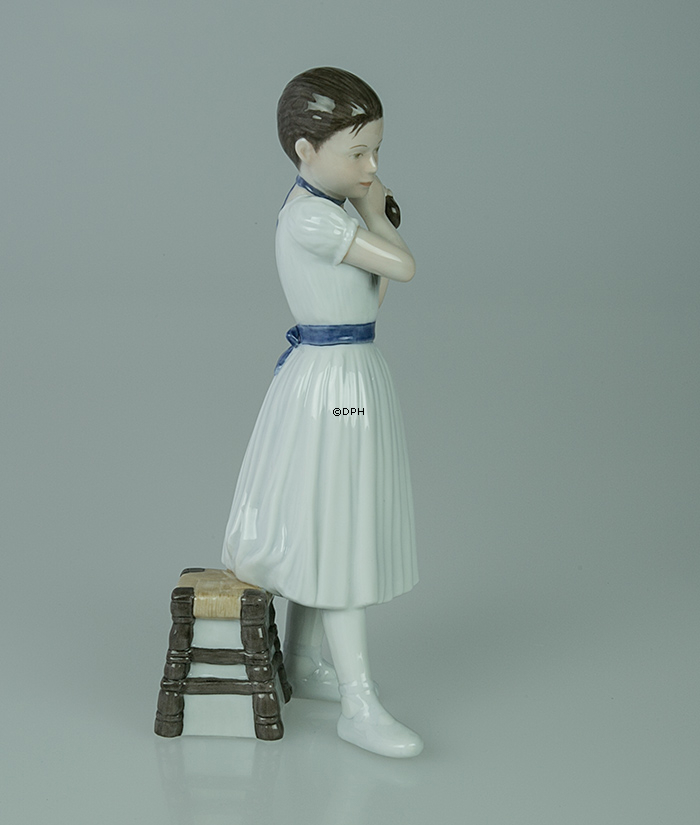 Ballerina steht und macht ihr Haar, Royal Copenhagen Figur Nr. 138