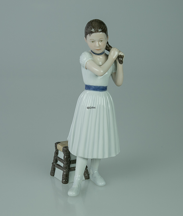 Ballerina steht und macht ihr Haar, Royal Copenhagen Figur Nr. 138