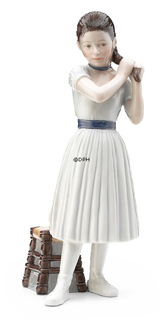 Ballerina steht und macht ihr Haar, Royal Copenhagen Figur Nr. 138