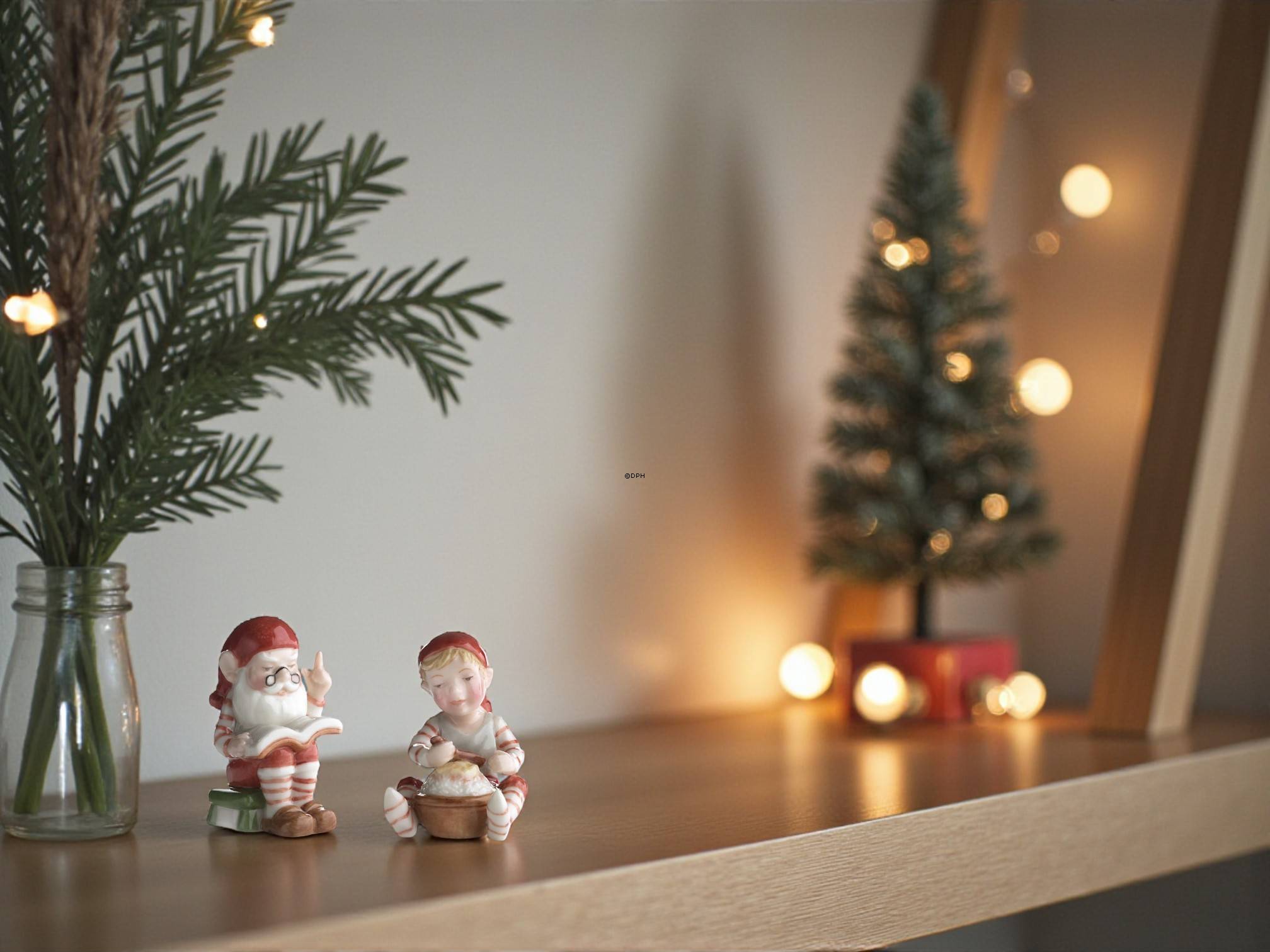 Wichtel mit Buch, Royal Copenhagen Weihnachtsfigur Nr. 175