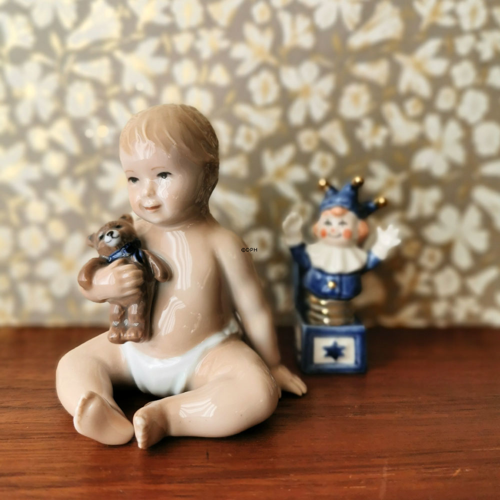 Baby mit Teddybär, Royal Copenhagen Figur Nr. 246