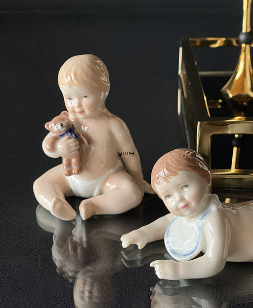 Baby mit Teddybär, Royal Copenhagen Figur Nr. 246