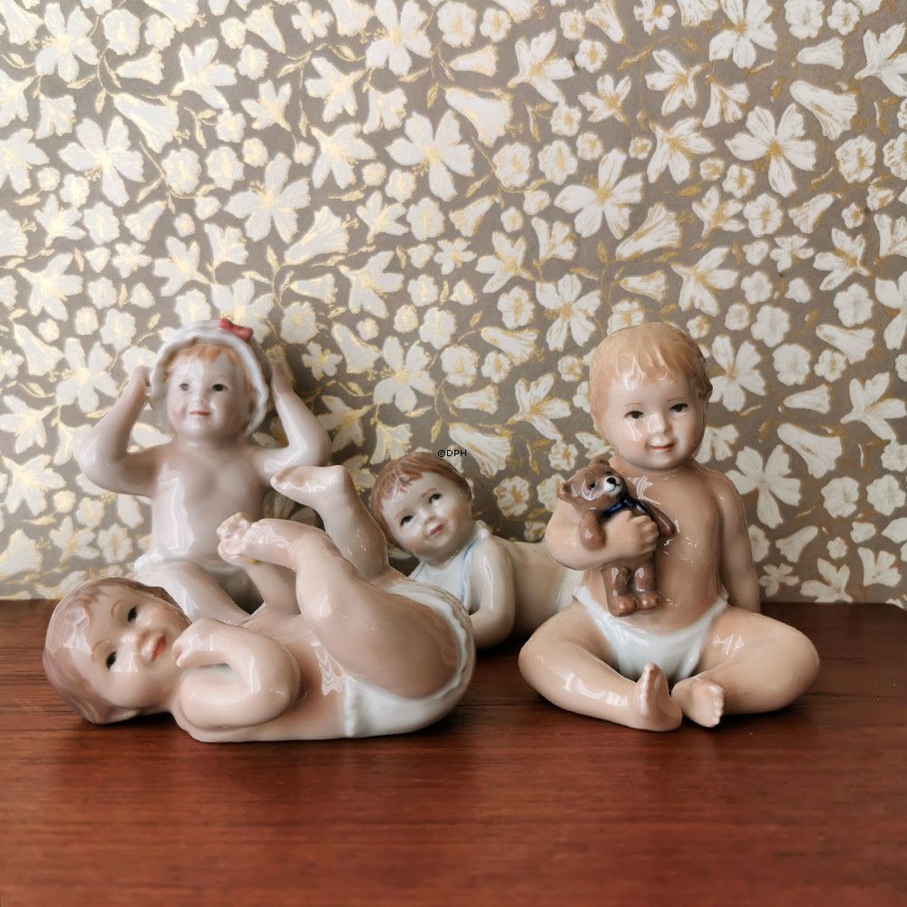 Sitzendes Baby mit einer Badekappe/Haube, Royal Copenhagen Figur Nr. 247