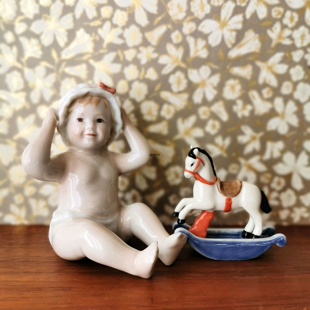 Sitzendes Baby mit einer Badekappe/Haube, Royal Copenhagen Figur Nr. 247