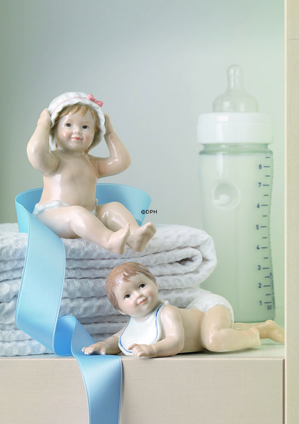 Sitzendes Baby mit einer Badekappe/Haube, Royal Copenhagen Figur Nr. 247