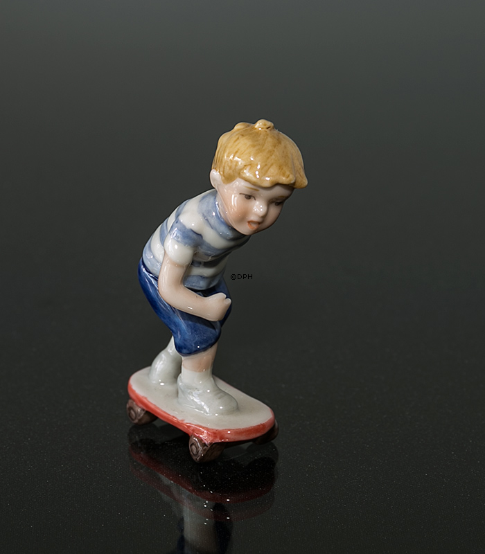 Junge auf Skateboard, Mini Sommer und Winter Kinder, Royal Copenhagen Figur Nr. 266