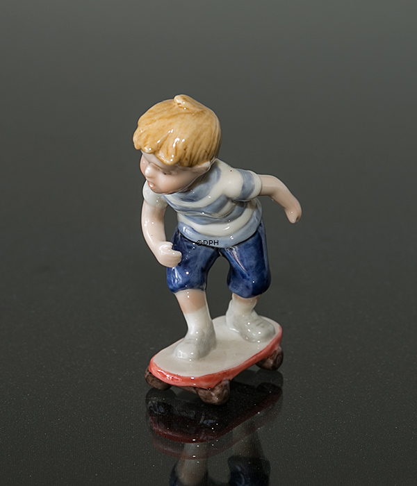 Junge auf Skateboard, Mini Sommer und Winter Kinder, Royal Copenhagen Figur Nr. 266
