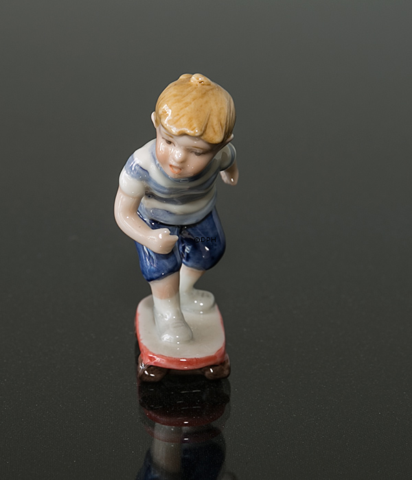 Junge auf Skateboard, Mini Sommer und Winter Kinder, Royal Copenhagen Figur Nr. 266