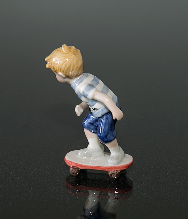 Junge auf Skateboard, Mini Sommer und Winter Kinder, Royal Copenhagen Figur Nr. 266