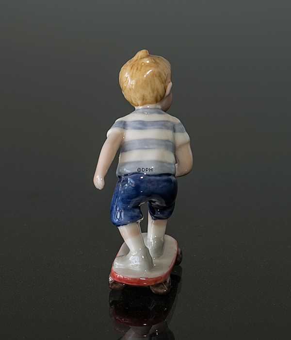 Junge auf Skateboard, Mini Sommer und Winter Kinder, Royal Copenhagen Figur Nr. 266
