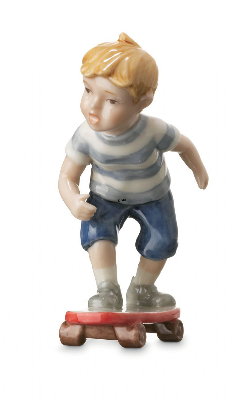 Junge auf Skateboard, Mini Sommer und Winter Kinder, Royal Copenhagen Figur Nr. 266