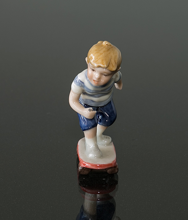 Junge auf Skateboard, Mini Sommer und Winter Kinder, Royal Copenhagen Figur Nr. 266