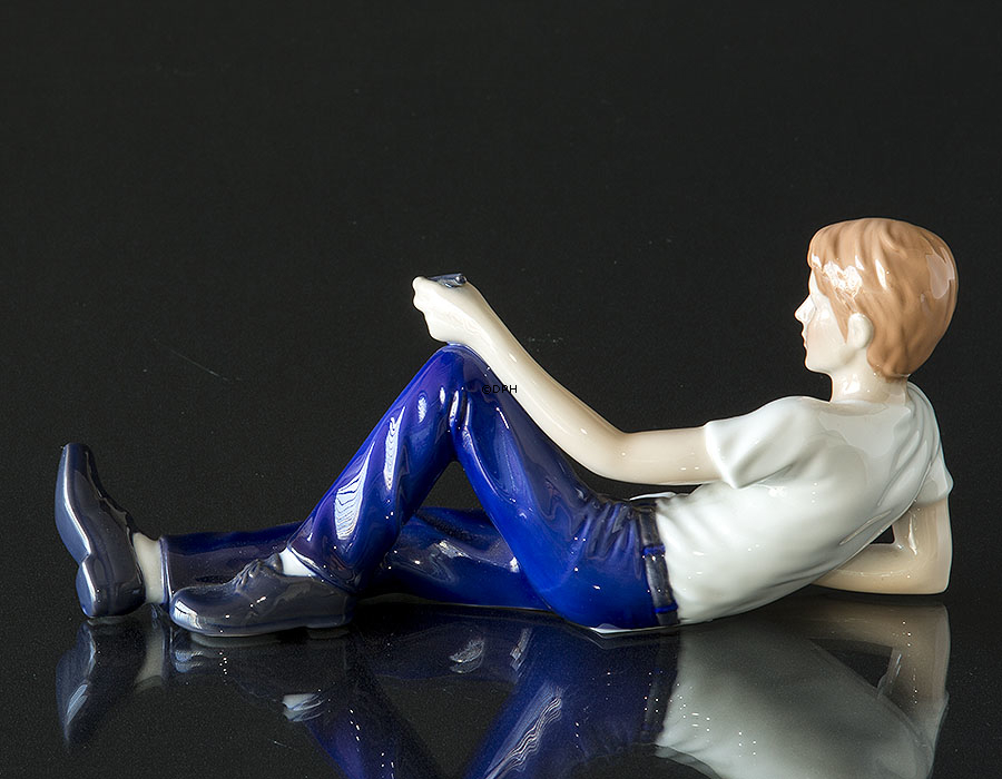 Junger Mann, der Liebesbrief mit schlagendem Herzen schreibt, Royal Copenhagen Figur Nr. 271