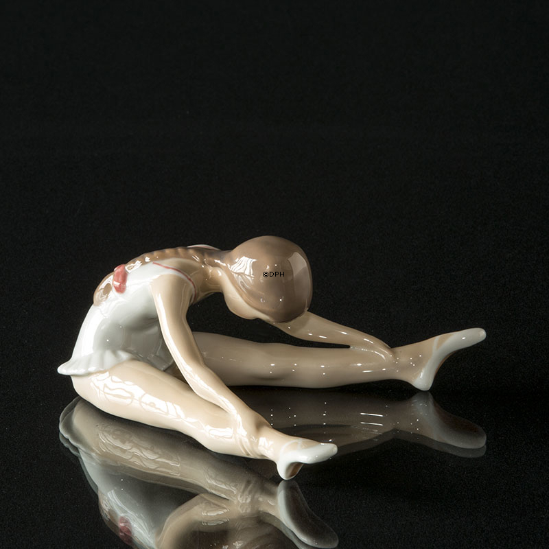 Sitzende Ballerina nach vorne gebeugt, Royal Copenhagen Figur Nr. 329