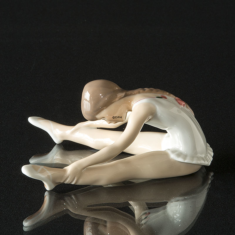 Sitzende Ballerina nach vorne gebeugt, Royal Copenhagen Figur Nr. 329