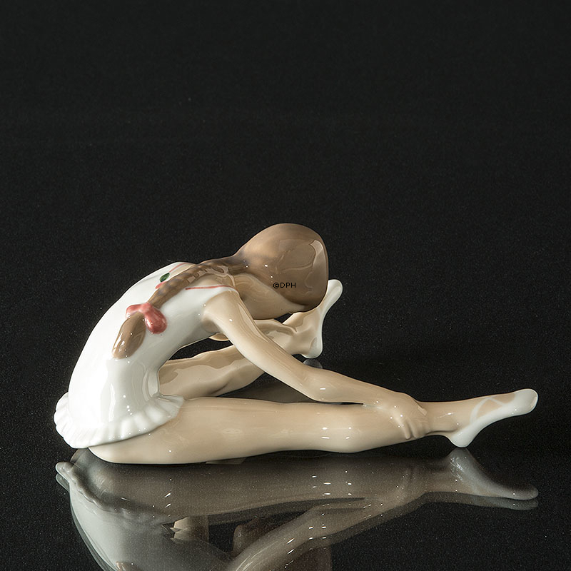Sitzende Ballerina nach vorne gebeugt, Royal Copenhagen Figur Nr. 329
