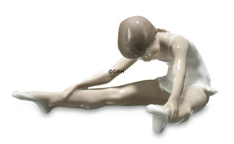 Sitzende Ballerina nach vorne gebeugt, Royal Copenhagen Figur Nr. 329