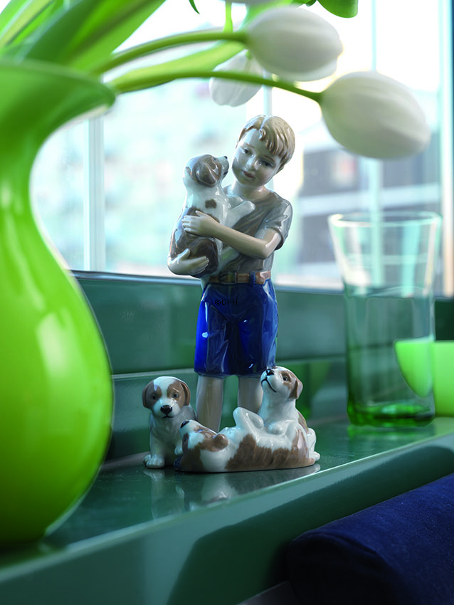 Junge mit Welpen, Royal Copenhagen Figur Nr. 362