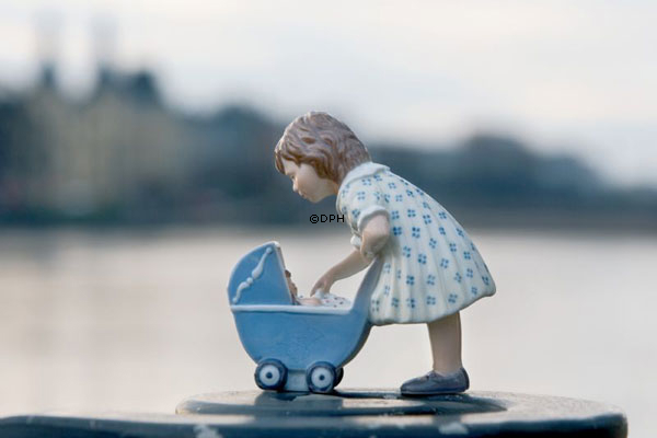 Mädchen mit Puppenwagen, Royal Copenhagen Figur Nr. 407