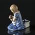 Mädchen bekommt eine Puppe, Royal Copenhagen Figur | Nr. 1249410 | DPH Trading