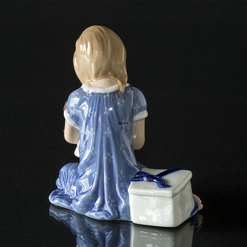 Mädchen bekommt eine Puppe, Royal Copenhagen Figur Nr. 410
