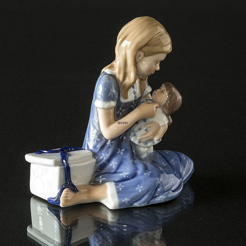Mädchen bekommt eine Puppe, Royal Copenhagen Figur Nr. 410
