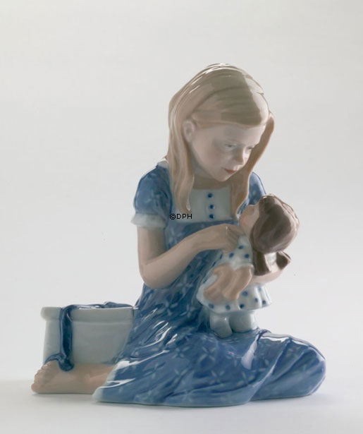 Mädchen bekommt eine Puppe, Royal Copenhagen Figur Nr. 410