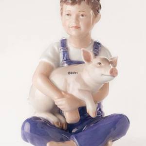Junge mit Ferkel, Royal Copenhagen Figur | Nr. 1249436 | DPH Trading