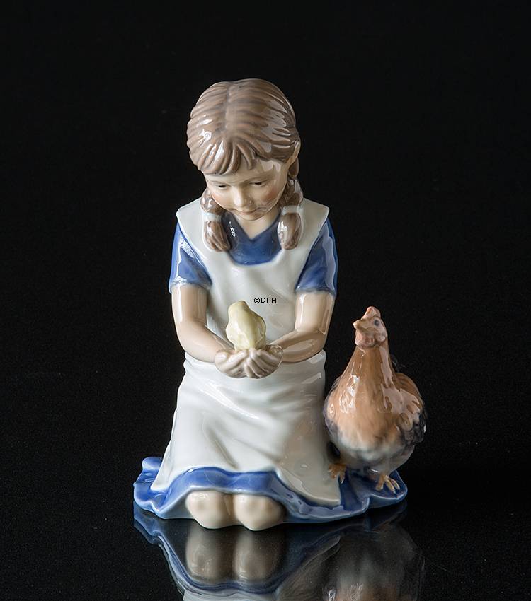 Mädchen mit Henne, Royal Copenhagen Figur Nr. 437
