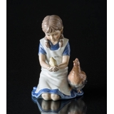 Mädchen mit Henne, Royal Copenhagen Figur Nr. 437