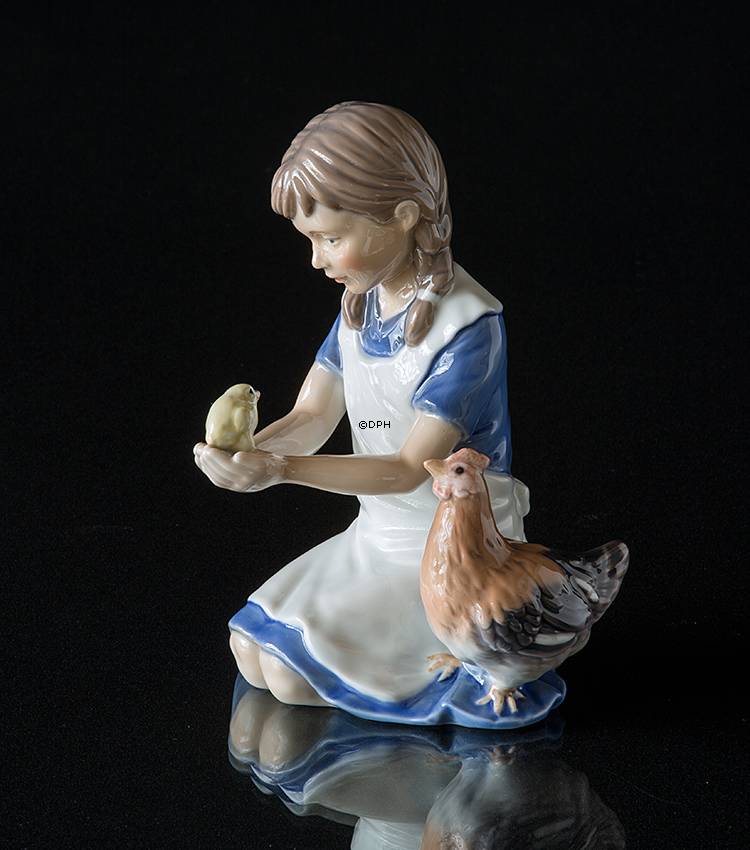 Mädchen mit Henne, Royal Copenhagen Figur Nr. 437