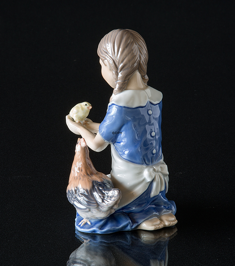 Mädchen mit Henne, Royal Copenhagen Figur Nr. 437