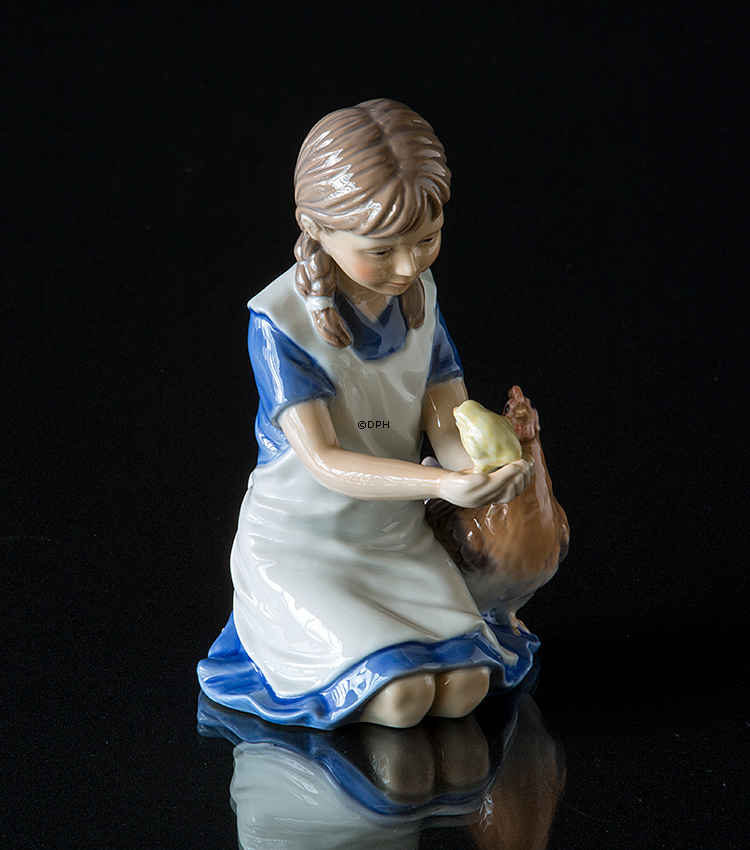 Mädchen mit Henne, Royal Copenhagen Figur Nr. 437