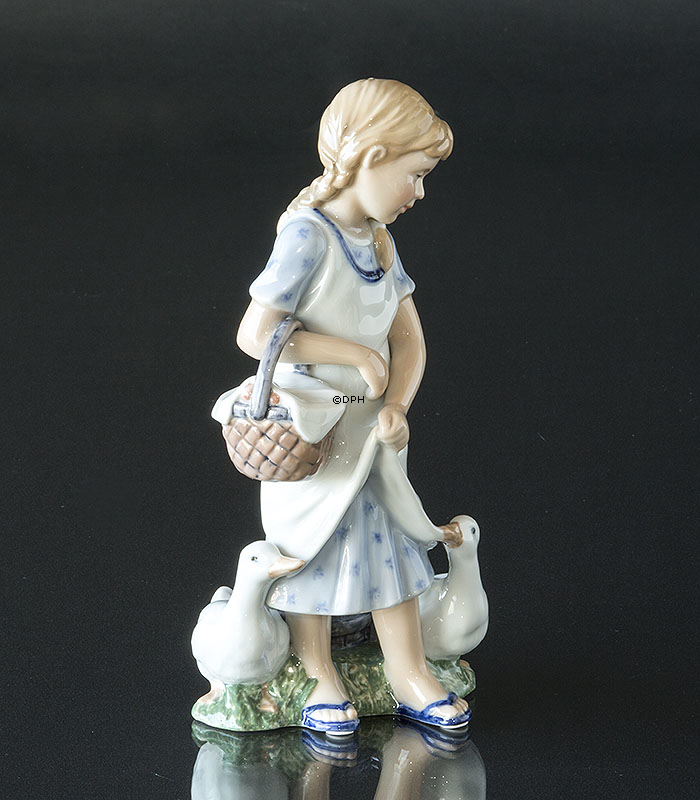Mädchen mit Enten, Royal Copenhagen Figur Nr. 450