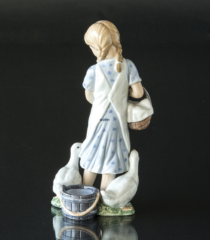 Mädchen mit Enten, Royal Copenhagen Figur Nr. 450