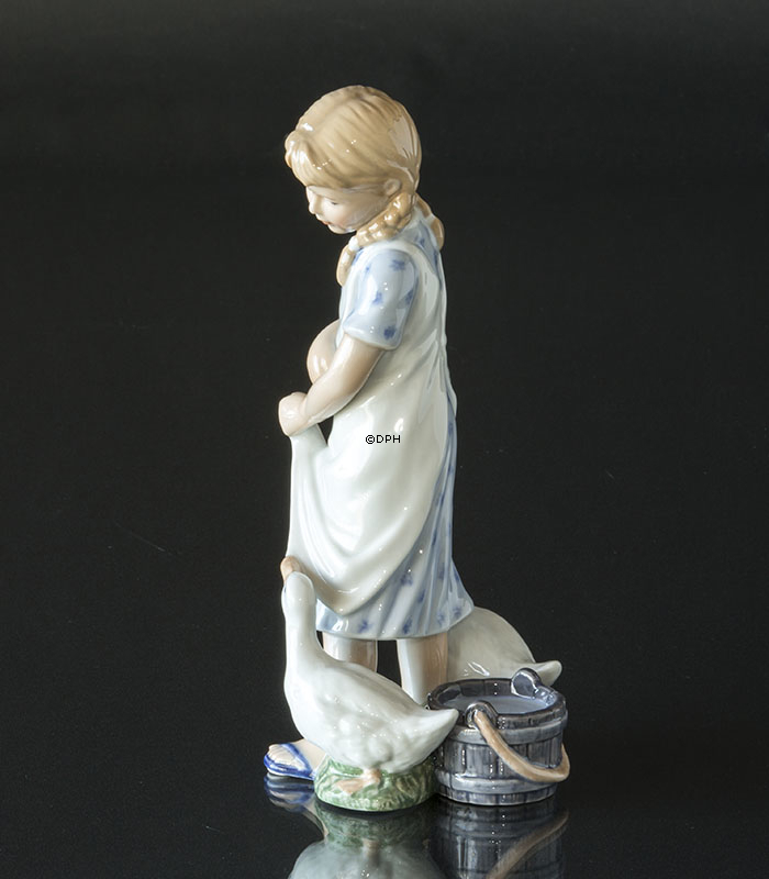 Mädchen mit Enten, Royal Copenhagen Figur Nr. 450