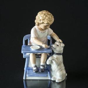 Mädchen füttert Hund, Royal Copenhagen Figur | Nr. 1249451 | DPH Trading