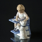 Mädchen füttert Hund, Royal Copenhagen Figur Nr. 451