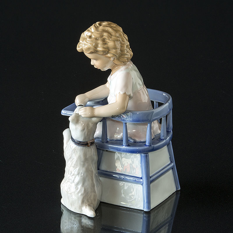 Mädchen füttert Hund, Royal Copenhagen Figur Nr. 451